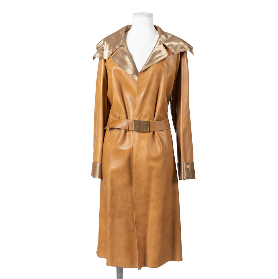 Chanel, collection Prêt-à-Porter, Automne-Hiver 1999. Long trench en cuir camel. Chane... (1 of 1)