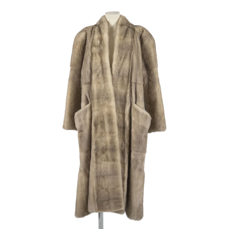 Manteau long en vison gris, travail pleines peaux.: Manteau long en vison gris, travail pleines peaux. Deux poches plaquées sans fermeture. T / S Fr: 38 Footnotes: Long gray mink coat, full-skin construction. Two patch pockets without closures. Fo