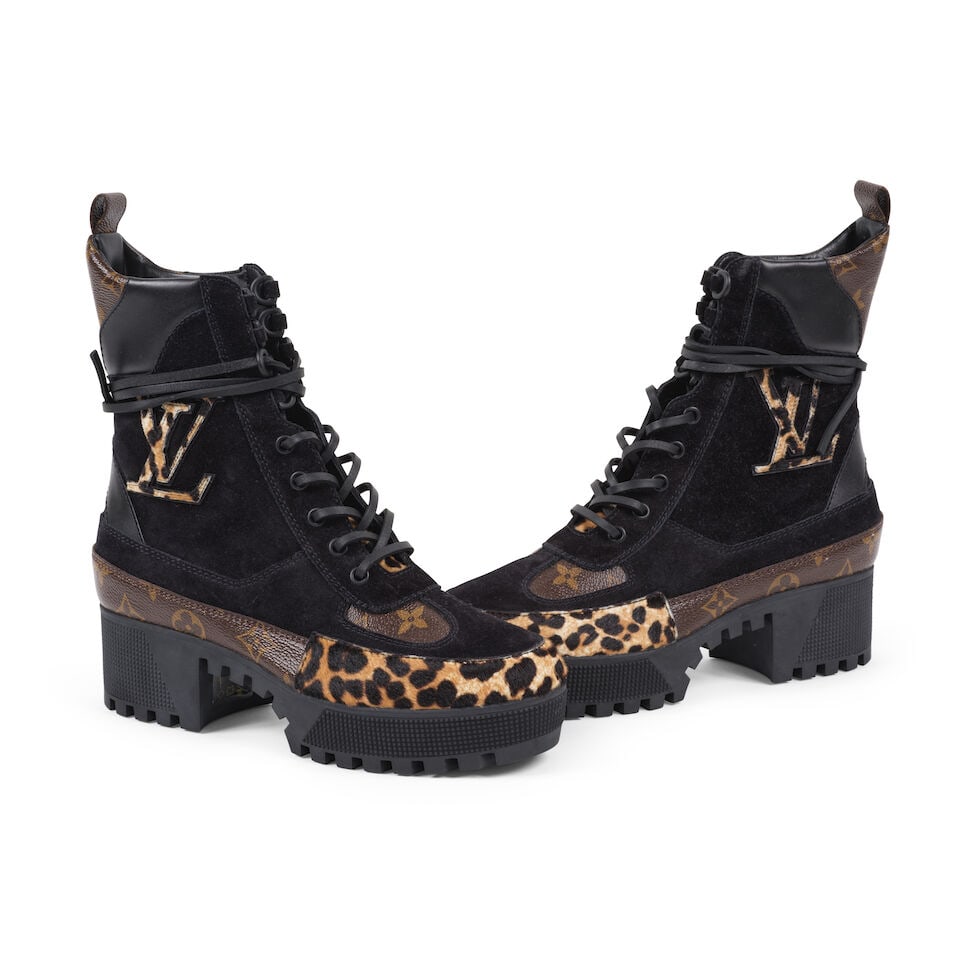Louis Vuitton. Desert boot Lauréate en daim noir, toile Monogram et vachette imprimée ... (1 of 4)