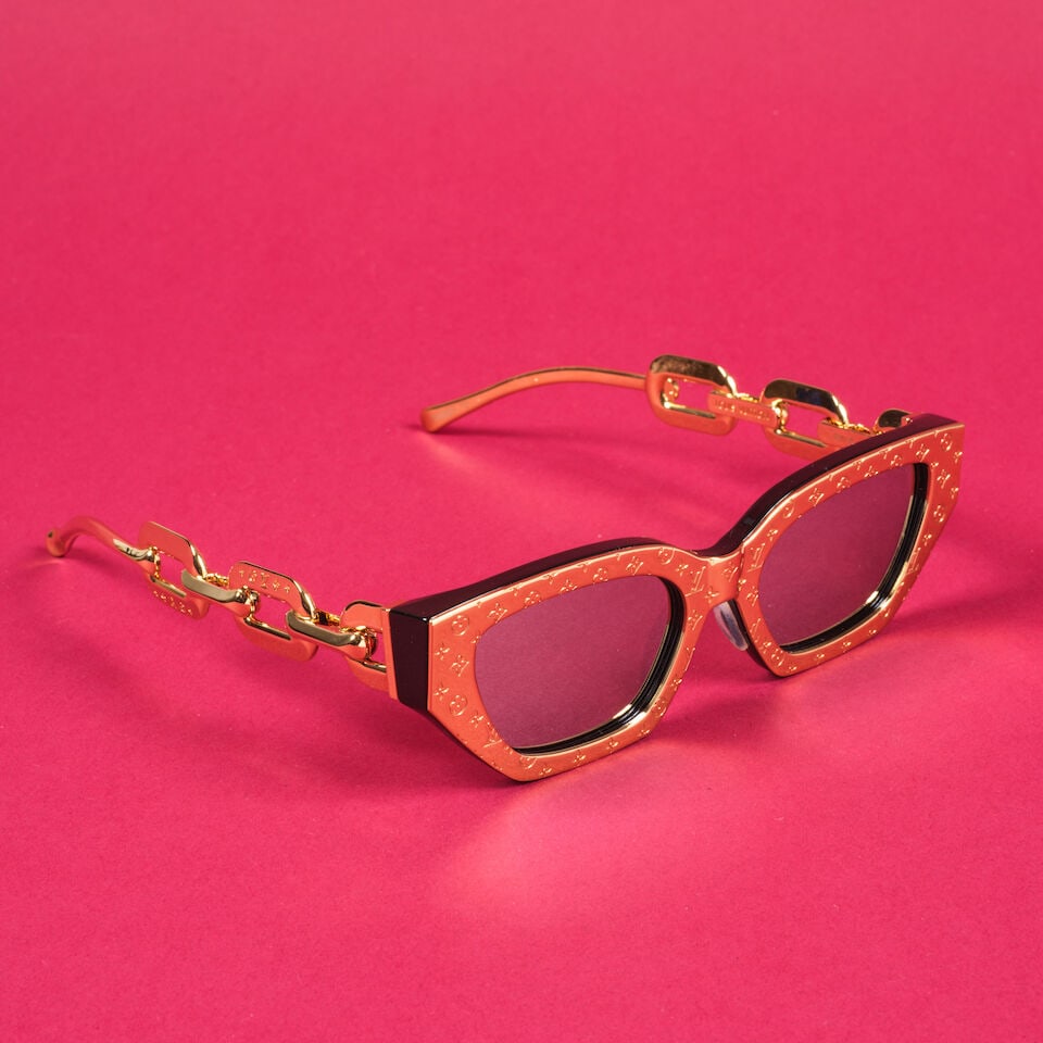 Louis Vuitton. Lunettes de soleil LV Edge Cat Eye Monogram doré. Louis Vuitton. LV Edge Cat...: Louis Vuitton. Lunettes de soleil LV Edge Cat Eye Monogram doré. Louis Vuitton. LV Edge Cat Eye Monogram Gold toned Sunglasses. Directeur artistique: Nicolas Ghesquière. Taille/Size: Unique.