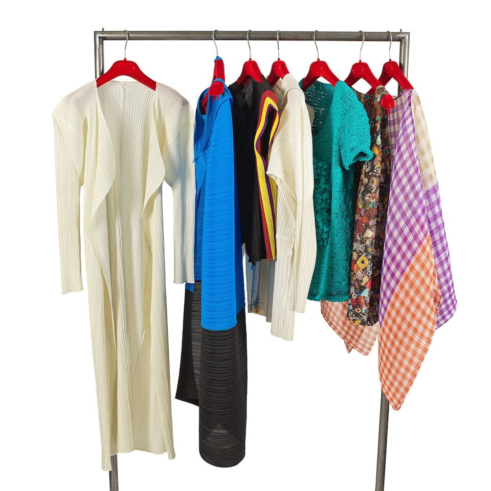 Pleats Please, collection Prêt-à-Porter, 1990/2000. Ensemble de 7 haut et manteaux en ...: Pleats Please, collection Prêt-à-Porter, 1990/2000. Ensemble de 7 haut et manteaux en plissé permanent. Pleats Please, Ready-to-Wear collection, 1990/2000. Set of 7 tops and coats in pe