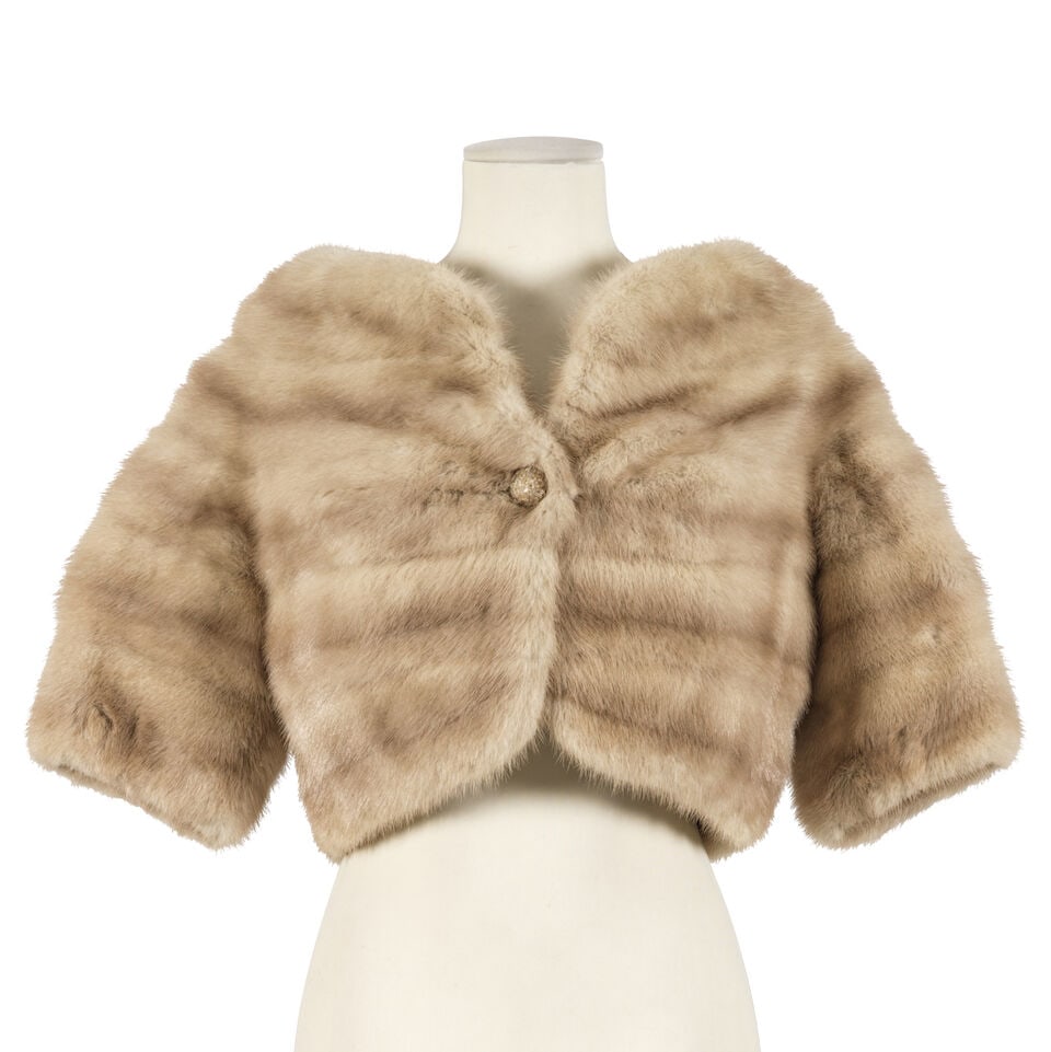 Max Reby, circa 1960. Boléro du soir en vison saphir.: Max Reby, circa 1960. Boléro du soir en vison saphir. Travail horizontal, boutonnage à un bouton. T/S Fr: 36 Footnotes: Max Reby, circa 1960. Sapphire mink evening bolero. Horizontal design,