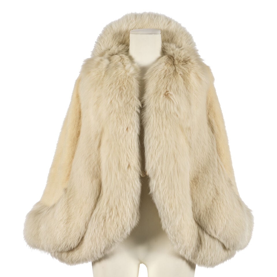 Cape en vison blanc et renard naturel.: Cape en vison blanc et renard naturel. Fermeture par deux pressions. (Salissures sur la doublure) T / S Fr: 36/38 Footnotes: White mink and natural fox cape. Closes with two snaps. (Stains on the lini