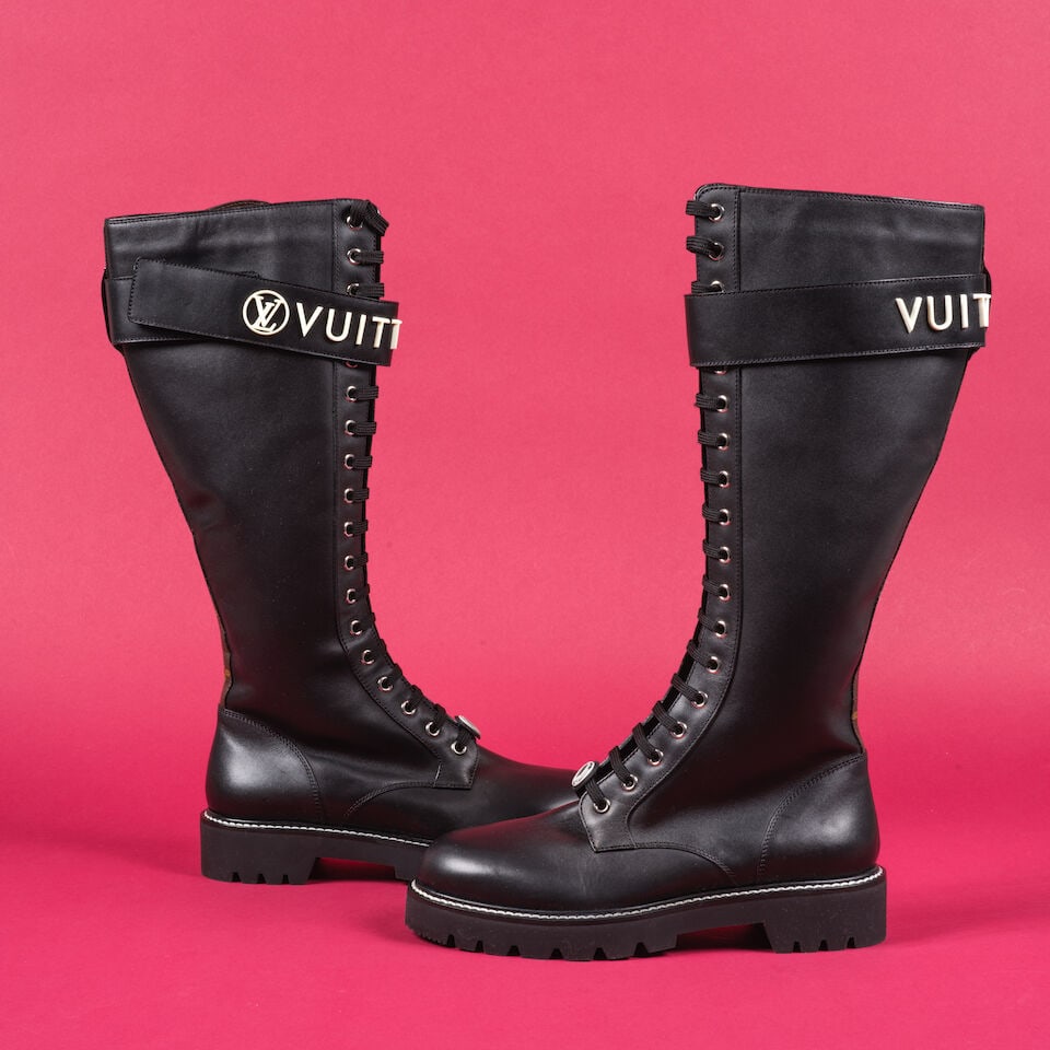 Louis Vuitton. Paire de bottes Territory en cuir noir et toile Monogram. Louis Vuitton. Pair of ... (1 of 2)