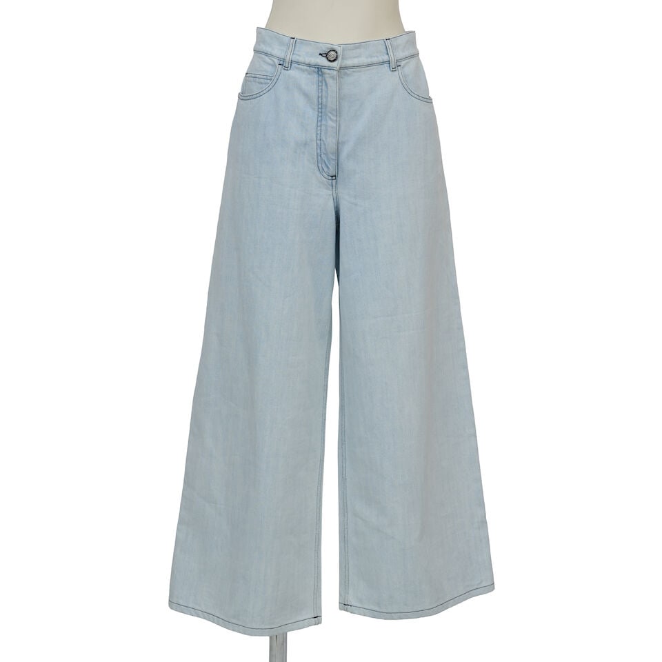 Chanel. Jean large en denim bleu clair. Chanel. Wide-leg jeans in light blue denim. (1 of 2)