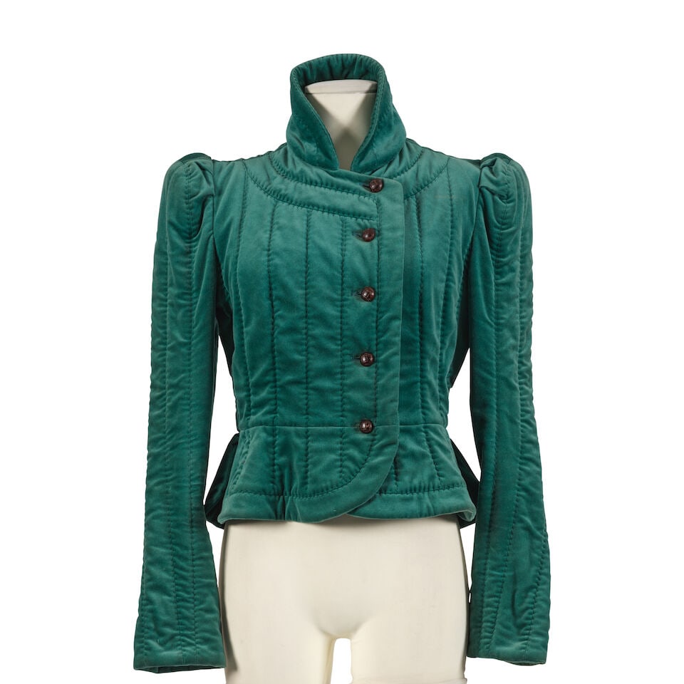 Yves Saint Laurent, collection Prêt-à-Porter Automne/Hiver 2004. Veste d'inspiration c...: Yves Saint Laurent, collection Prêt-à-Porter Automne/Hiver 2004. Veste d'inspiration chinoise en velours vert. Yves Saint Laurent, Ready-to-Wear Autumn/Winter 2004 collection. Chinese-inspir