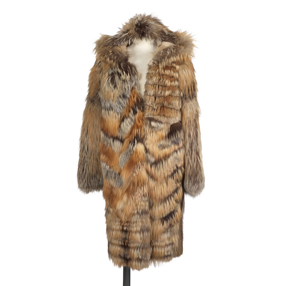 Chloé, collection Prêt-à-Porter Automne/Hiver 2010. 3/4 à capuche en patchwo...: Chloé, collection Prêt-à-Porter Automne/Hiver 2010. 3/4 à capuche en patchwork de fourrure de renard et de lapin. Chloé, Ready-to-Wear Autumn/Winter 2010 collection. 3/4 lengt