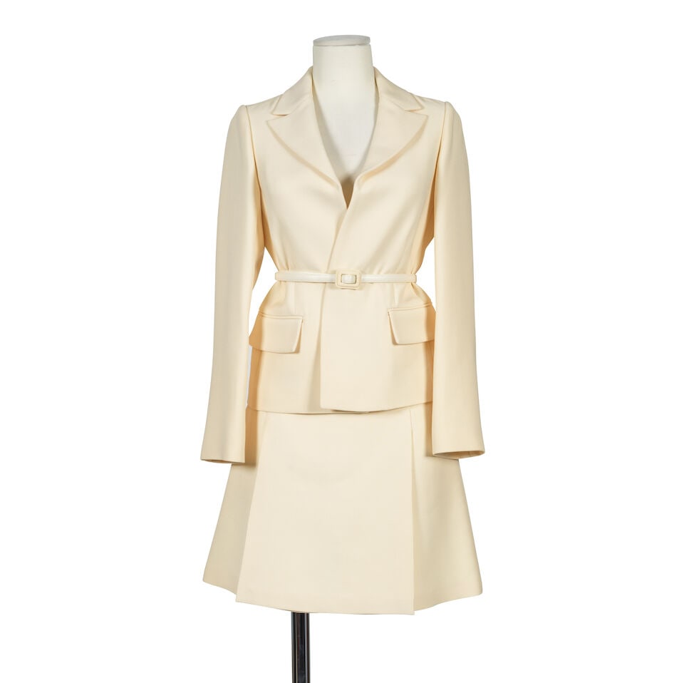 Christian Dior, collection Prêt-à-Porter, circa 2020. Tailleur jupe et pantalon large ...: Christian Dior, collection Prêt-à-Porter, circa 2020. Tailleur jupe et pantalon large en crêpe de laine ivoire. Christian Dior, Ready-to-Wear collection, circa 2020. Ivory wool crepe sk