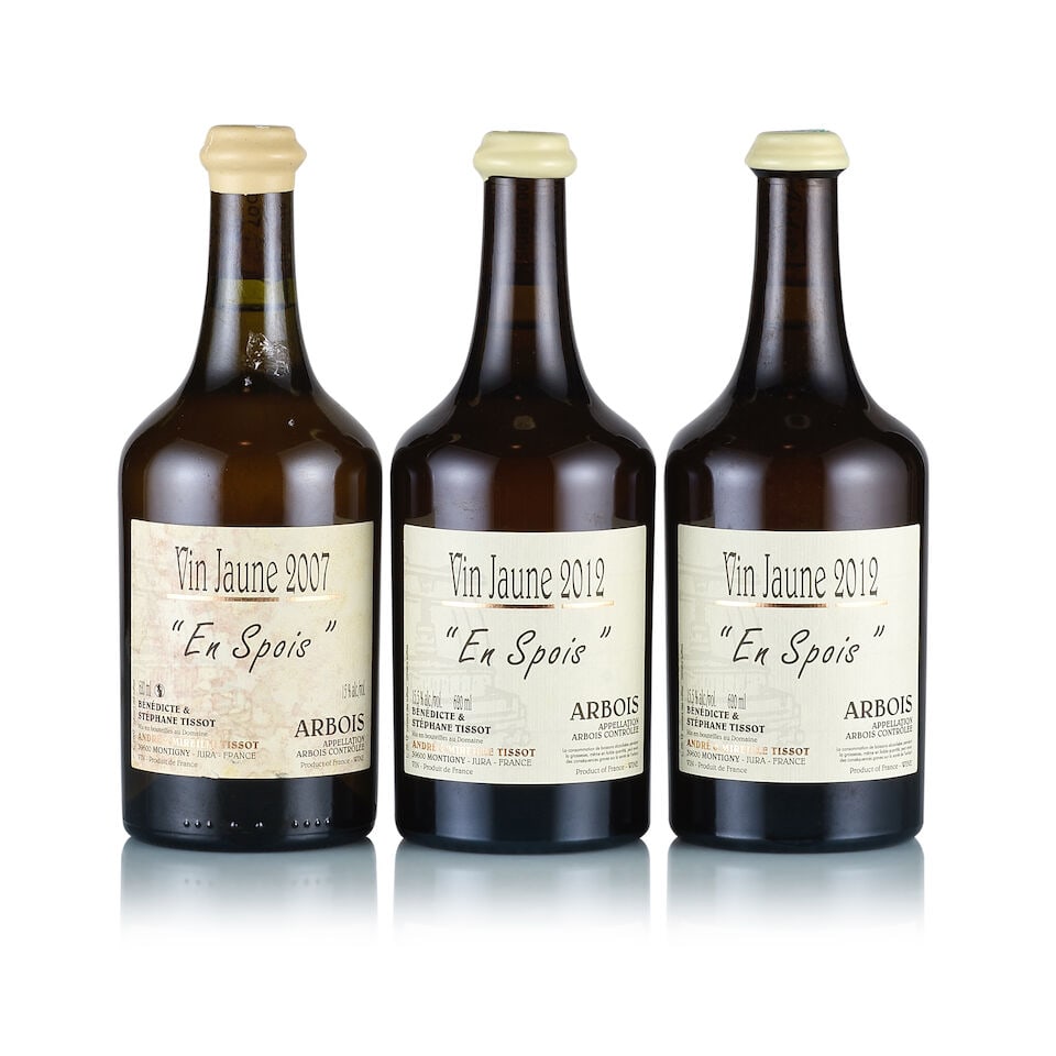 Bénédicte & Stéphane Tissot, Arbois, Vin Jaune, En Spois, 2007 & 2012 (3 x 620ml): Bénédicte & Stéphane Tissot, Arbois, Vin Jaune, En Spois, 2007 (1 x 620ml) Region: Jura Fill Level: into neck Capsule: white wax, ok Cork: ok Label: damp-stained Packaging: neutral cart