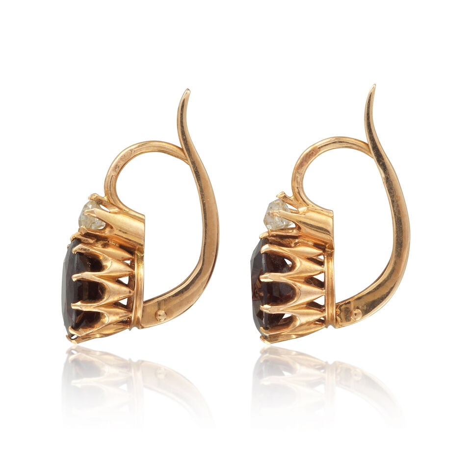 PAIR OF GARNET AND DIAMOND EARRINGS PAIRE DE BOUCLES D'OREILLES GRENATS ET DIAMANTS - 2