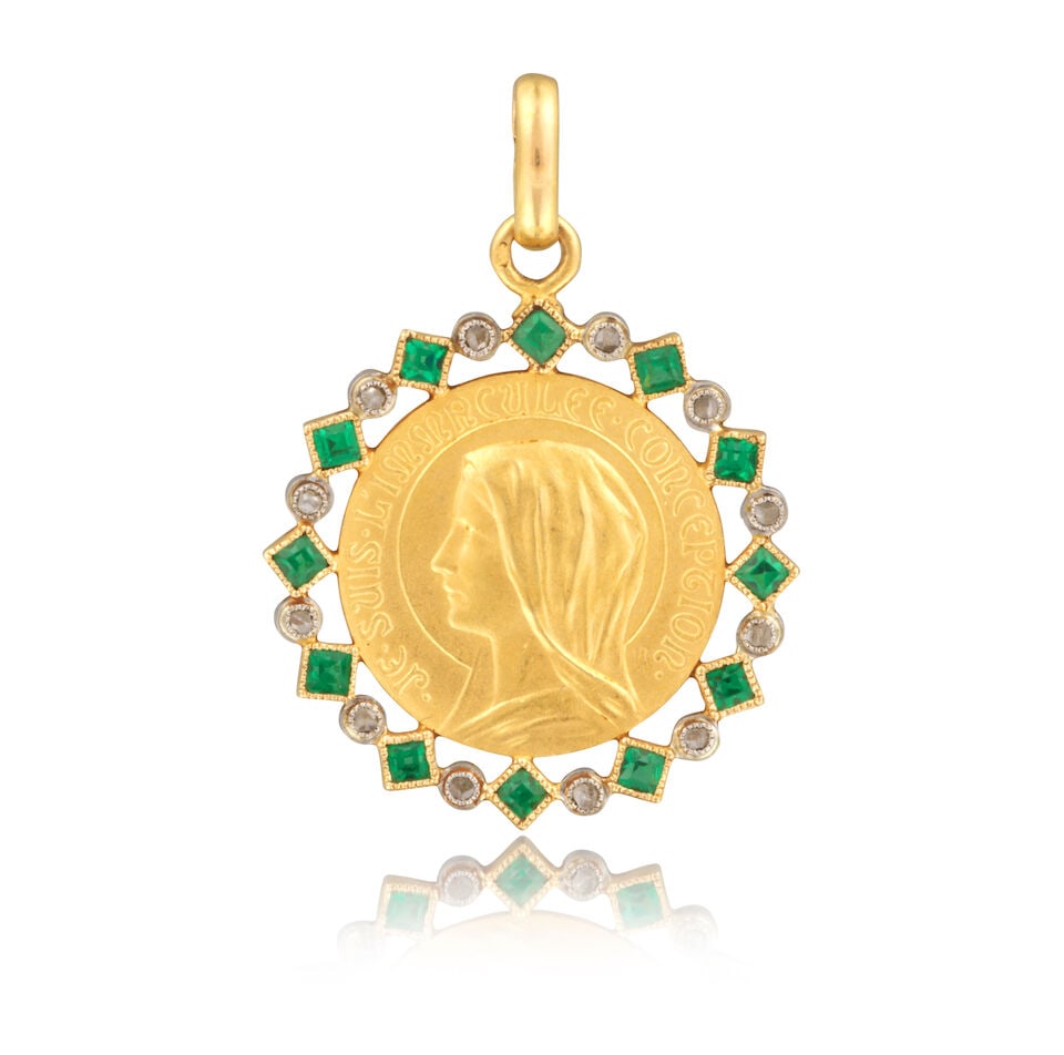EMERALD AND DIAMOND MEDAL PENDANT PENDENTIF MÉDAILLE ÉMERAUDES ET DIAMANTS: EMERALD AND DIAMOND MEDAL PENDANT PENDENTIF MÉDAILLE ÉMERAUDES ET DIAMANTS • French mark for 18 carat yellow gold (750 ‰) • Depicting a profile of Virgin Mary on heads