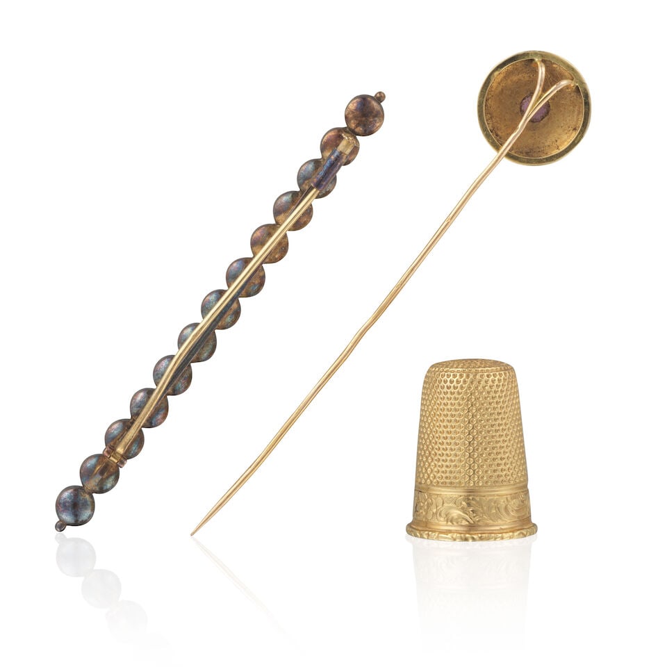 COLLECTION OF THREE JEWELRY ENSEMBLE DE TROIS BIJOUX - 2