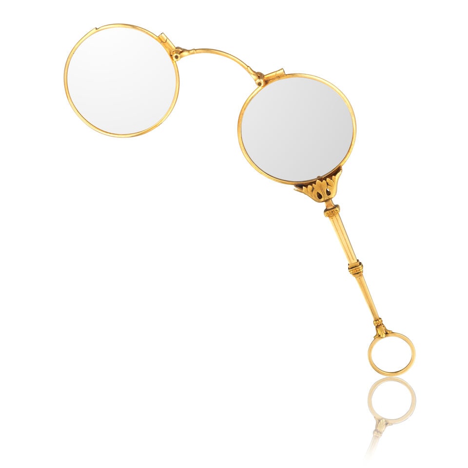 GOLD LORGNETTE FACE À MAIN OR: GOLD LORGNETTE FACE À MAIN OR • French marks for 18 carat yellow gold (750 ‰) • Measurements 11.7 x 4.5 cm • Gross weight 26.28 grams Footnotes: CONDITION REPORT Overall c