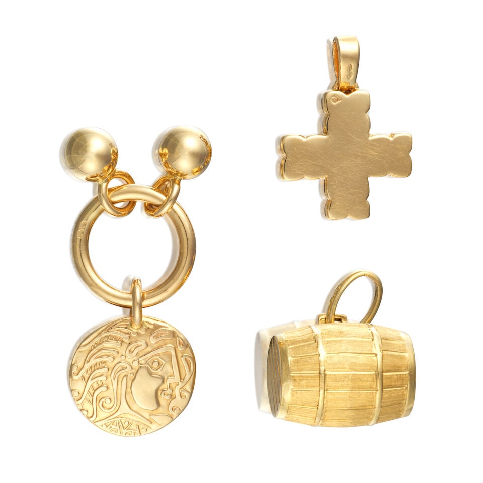 COLLECTION OF THREE GOLD PENDANTS ENSEMBLE DE TROIS PENDENTIFS EN OR - 2