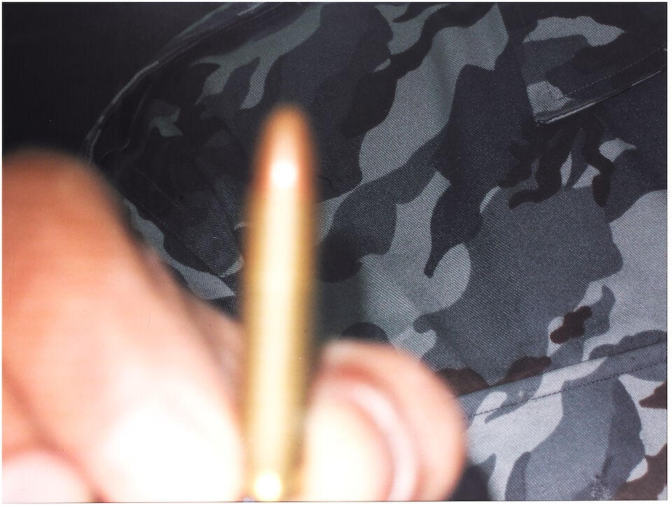 WALID RAAD (N. 1967) I might die before I get a rifle_Device IV Série I might die before I...: WALID RAAD (N. 1967) I might die before I get a rifle_Device IV Série I might die before I get a rifle 1993-2002 impression jet d'encre (encres Epson Ultra Chrome archivales) sur papier