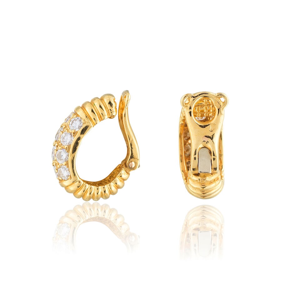 PERY & FILS: PAIR OF DIAMOND EARCLIPS PERY & FILS: PAIRE DE CLIPS D'OREILLES DIAMANTS - 2