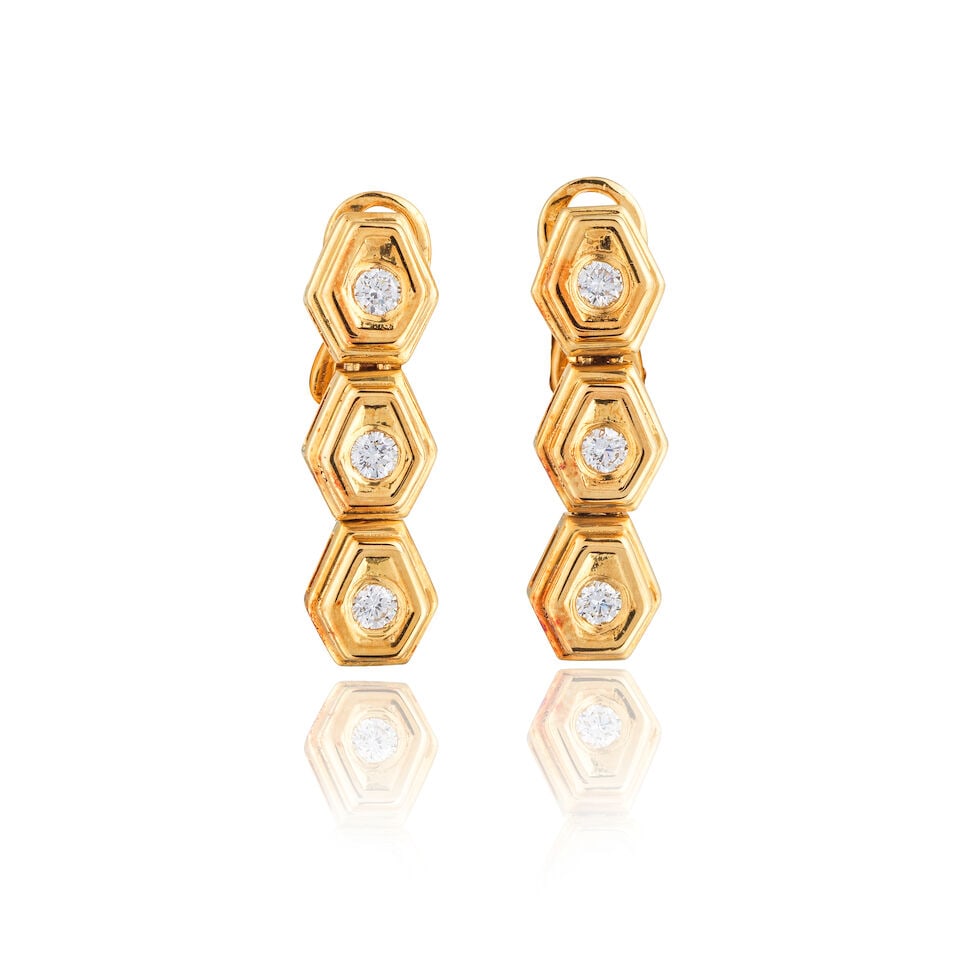 PERY & FILS: PAIR OF DIAMOND EARCLIPS PERY & FILS: PAIRE DE CLIPS D'OREILLES DIAMANTS (1 of 2)