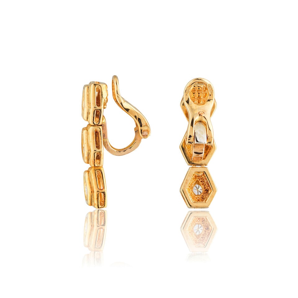 PERY & FILS: PAIR OF DIAMOND EARCLIPS PERY & FILS: PAIRE DE CLIPS D'OREILLES DIAMANTS - 2