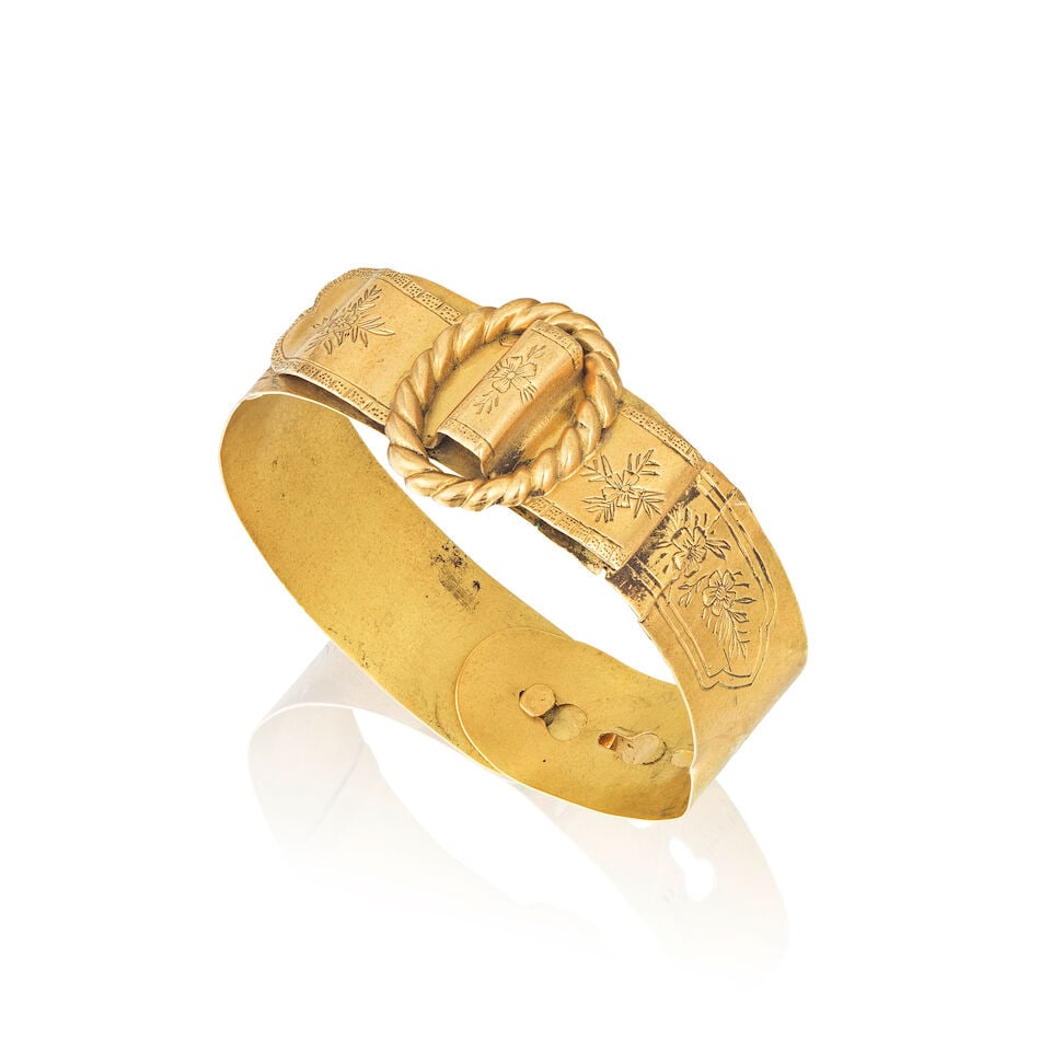 GOLD BRACELET BRACELET EN OR: GOLD BRACELET BRACELET EN OR • French import mark for 18 carat yellow gold (750 ‰) • Rigid bangle of buckle design with engraved floral decoration • Inner circumference 10 - 12