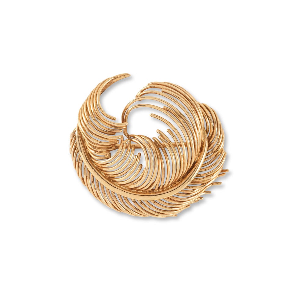GOLD 'FEATHER' BROOCH BROCHE 'PLUME' EN OR: GOLD 'FEATHER' BROOCH BROCHE 'PLUME' EN OR • French mark for 18 carat yellow gold (750 ‰) • Measurements 3.4 x 3.7 cm • Gross weight 10.27 grams Footnotes: CONDITION
