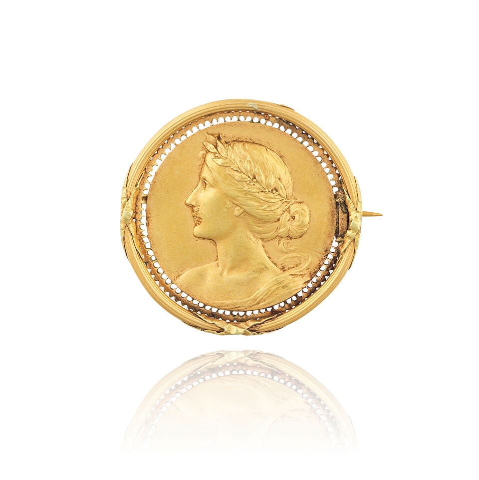 GOLD BROOCH BROCHE EN OR: GOLD BROOCH BROCHE EN OR • French import mark for 18 carat yellow gold (750 ‰) • Representing a chiseled motif of a woman in profile ​ • Diameter 3 cm • Gross
