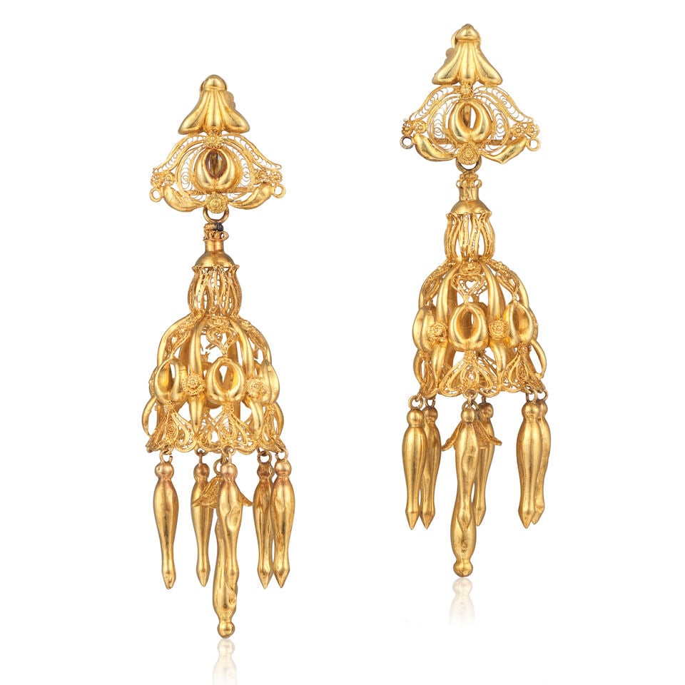 GOLD EARRINGS PAIRE DE BOUCLES D'OREILLES EN OR: GOLD EARRINGS PAIRE DE BOUCLES D'OREILLES EN OR • French import mark for 18 carat yellow gold (750 ‰) ​ • Retaining a filigree motif in tassels • Measurements 2 x 6.5