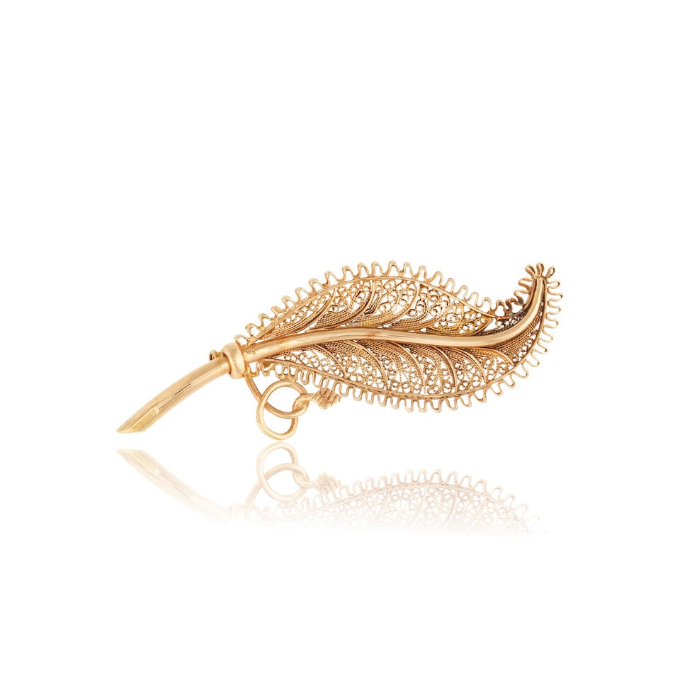 GOLD BROOCH BROCHE EN OR: GOLD BROOCH BROCHE EN OR • French import mark for 18 carat yellow gold (750 ‰) • Stylized and filigree leaf pattern • Measurements 6.8 x 2.7 cm • Gross weight 11.64