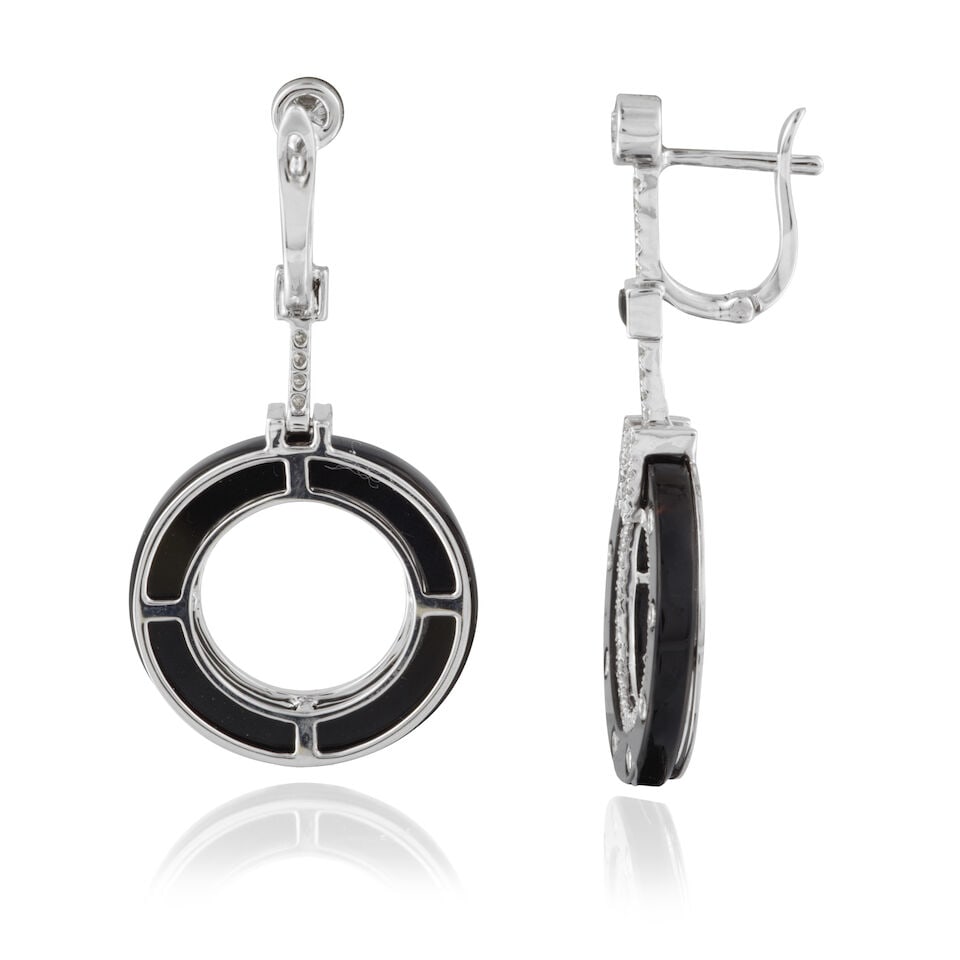 PAIR OF ONYX AND DIAMOND EARRINGS PAIRE DE BOUCLES D'OREILLES ONYX ET DIAMANTS - 2