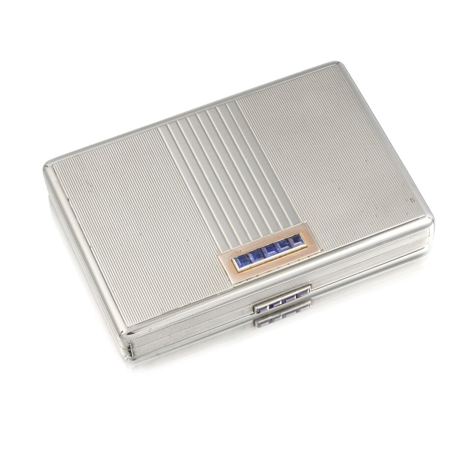 VAN CLEEF & ARPELS: STRYPTOR AND SAPPHIRE MINAUDIERE VAN CLEEF & ARPELS: MINAUDIÈRE EN STRY...: VAN CLEEF & ARPELS: STRYPTOR AND SAPPHIRE MINAUDIERE VAN CLEEF & ARPELS: MINAUDIÈRE EN STRYPTOR ET SAPHIRS • Stryptor and gold-plated metal • 9 calibré-cut sapphires ​weigh