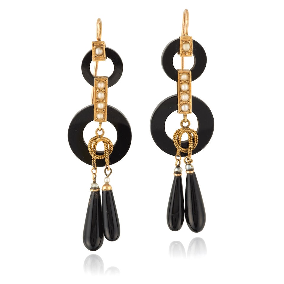 PAIR OF SEED PEARL AND ONYX PENDENT EARRINGS, MID OF 19TH CENTURY PAIRE DE BOUCLES D'OREILLES PE... (1 of 2)
