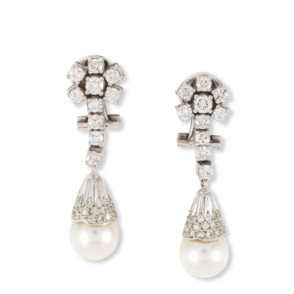 PAIR OF CULTURED PEARL AND DIAMOND EARCLIPS PAIRE DE CLIPS D'OREILLES PERLES ET DIAMANTS (1 of 2)