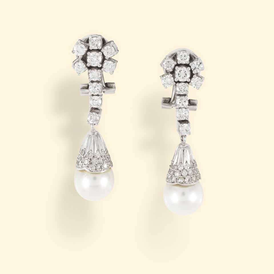 PAIR OF CULTURED PEARL AND DIAMOND EARCLIPS PAIRE DE CLIPS D'OREILLES PERLES ET DIAMANTS - 2