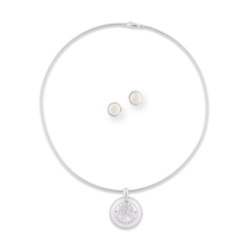 ROYAL ASSCHER: 'STARS OF AFRICA' CERAMIC AND DIAMOND DEMI PARURE ROYAL ASSCHER: 'STARS OF AFRICA...: ROYAL ASSCHER: 'STARS OF AFRICA' CERAMIC AND DIAMOND DEMI PARURE ROYAL ASSCHER: 'STARS OF AFRICA' DEMI-PARURE CÉRAMIQUE ET DIAMANTS • French import mark for 18 carat white gold (750
