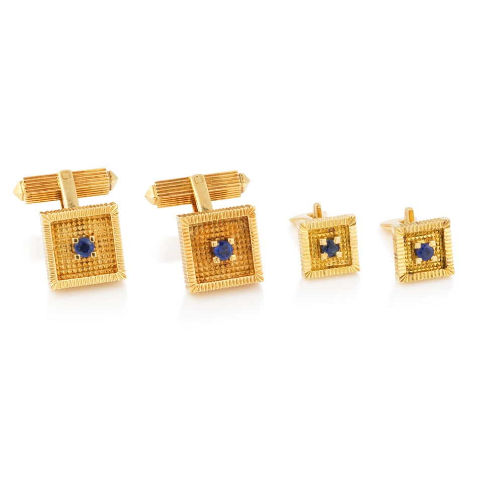 PAIR OF SAPPHIRE CUFFLINKS AND COLLAR BUTTONS PAIRE DE BOUTONS DE MANCHETTE ET DE BOUTONS DE CO...: PAIR OF SAPPHIRE CUFFLINKS AND COLLAR BUTTONS PAIRE DE BOUTONS DE MANCHETTE ET DE BOUTONS DE COL SAPHIRS • French import mark for 18 carat yellow gold (750 ‰) ​ • 4 circular-cu