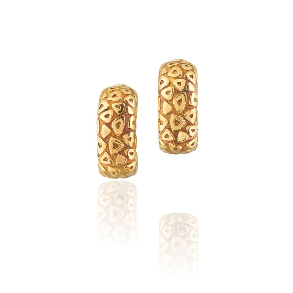 CHAUMET PARIS: PAIR OF GOLD EARCLIPS CHAUMET PARIS: PAIRE DE CLIPS D'OREILLES EN OR: CHAUMET PARIS: PAIR OF GOLD EARCLIPS CHAUMET PARIS: PAIRE DE CLIPS D'OREILLES EN OR • French assay mark for 18 carat yellow gold (750 ‰) ​ ​ • Measurements 2.2 x 0.9
