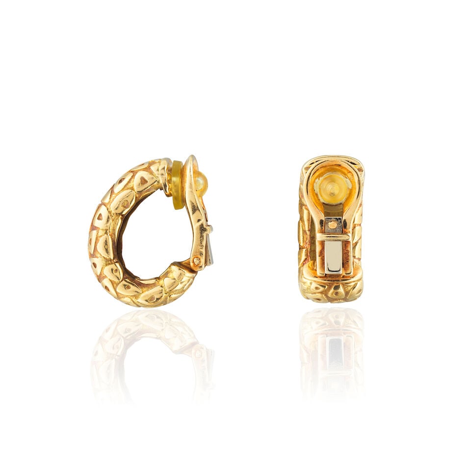 CHAUMET PARIS: PAIR OF GOLD EARCLIPS CHAUMET PARIS: PAIRE DE CLIPS D'OREILLES EN OR - 2
