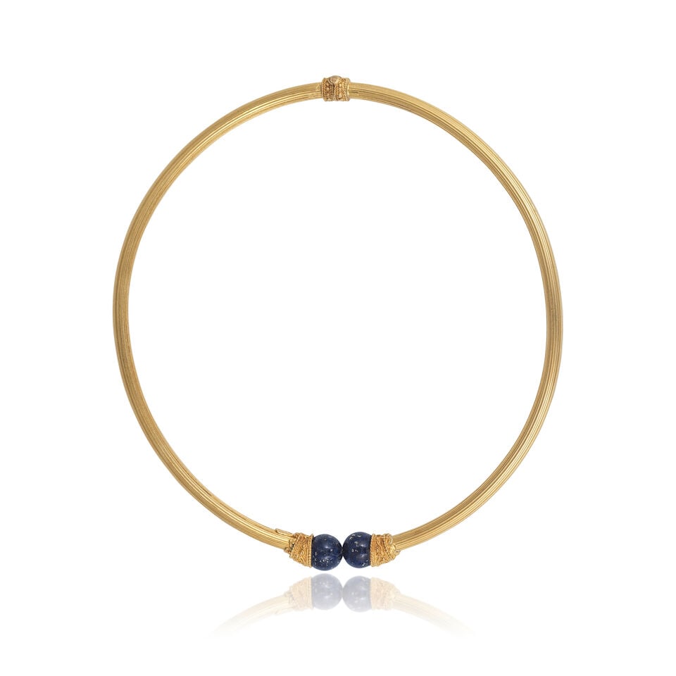 LAPIS LAZULI TORQUE NECKLACE COLLIER TORQUE LAPIS-LAZULI: LAPIS LAZULI TORQUE NECKLACE COLLIER TORQUE LAPIS-LAZULI • Exempt from 18 carat yellow gold (750 ‰) • Each terminal set with lapis lazuli cabochons • Inner circumference 36.00