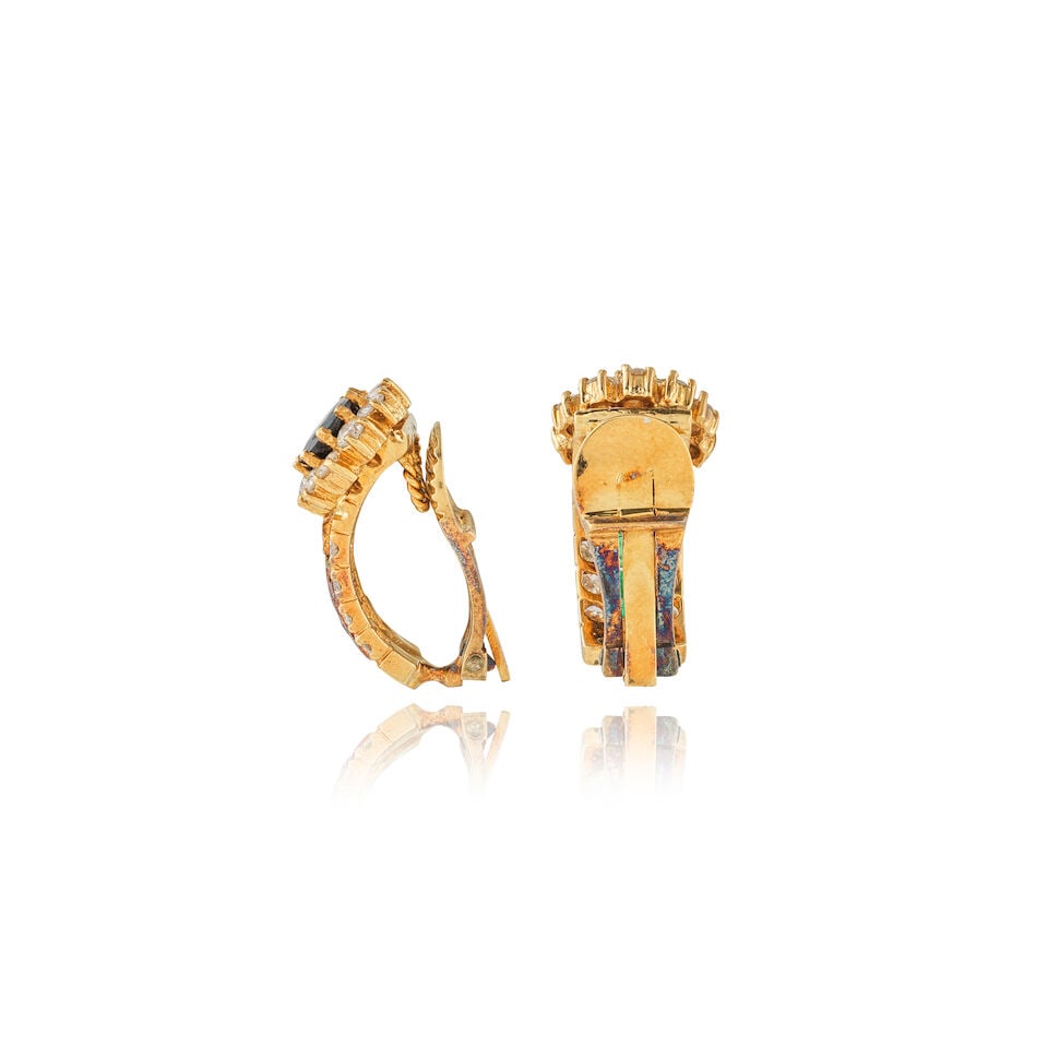 PAIR OF SAPPHIRE, EMERALD AND DIAMOND EARCLIPS PAIRE DE CLIPS D'OREILLES SAPHIRS, ÉMERAUDES... - 2