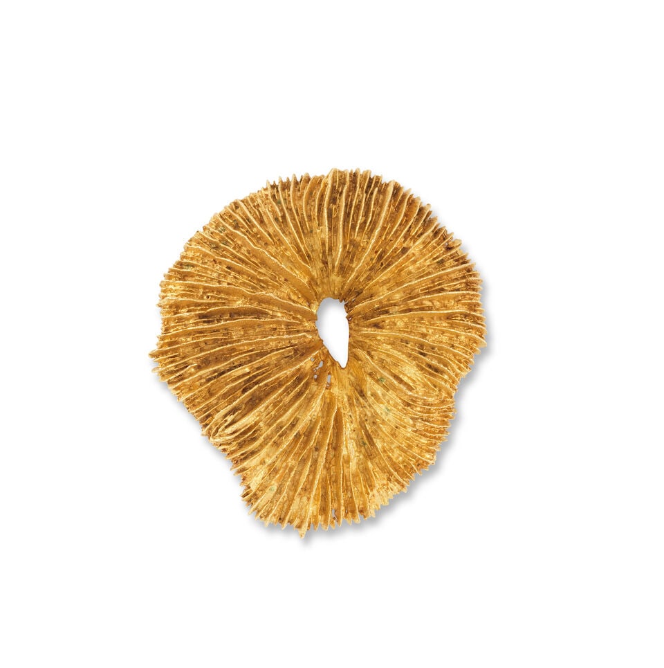 GOLD CLIP BROOCH BROCHE CLIP EN OR: GOLD CLIP BROOCH BROCHE CLIP EN OR • French marks for 18 carat yellow gold (750 ‰) • Depicting a textured gold coral • Measurements 4.2 x 3.8 cm • Gross weight 26.77