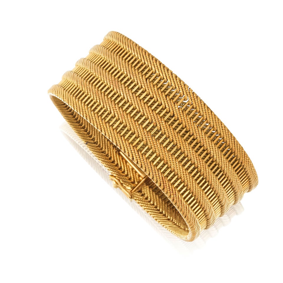 GOLD MESH BRACELET BRACELET MAILLE SOUPLE EN OR: GOLD MESH BRACELET BRACELET MAILLE SOUPLE EN OR • French import mark for 18 yellow gold (750 ‰) • Supple braided links • Length: 18.00 cm • Gross weight: 64.43 grams Foot