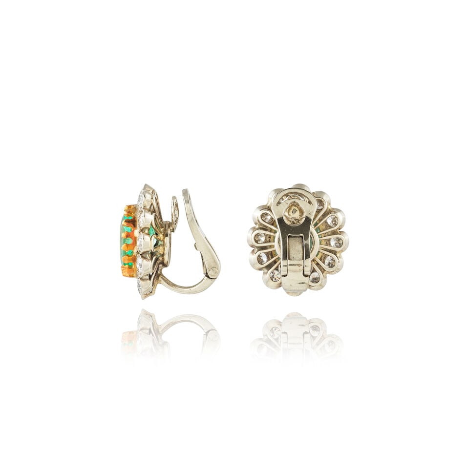 PAIR OF EMERALD AND DIAMOND EARCLIPS PAIRE DE CLIPS D'OREILLES ÉMERAUDES ET DIAMANTS - 2