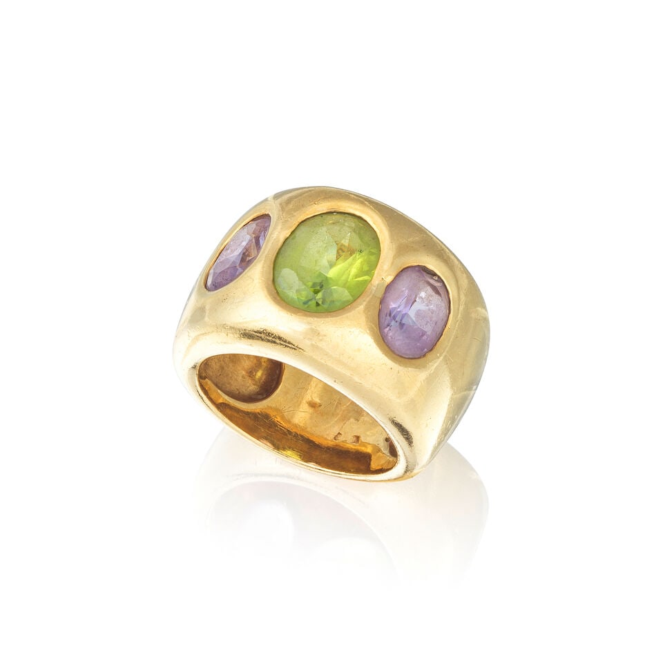 OJ PERRIN: PERIDOT AND AMETHYST RING OJ PERRIN: BAGUE PÉRIDOT ET AMÉTHYSTE: OJ PERRIN: PERIDOT AND AMETHYST RING OJ PERRIN: BAGUE PÉRIDOT ET AMÉTHYSTE • French assay mark for 18 carat yellow gold (750 ‰) • Set with an oval-shaped peridot weighing a