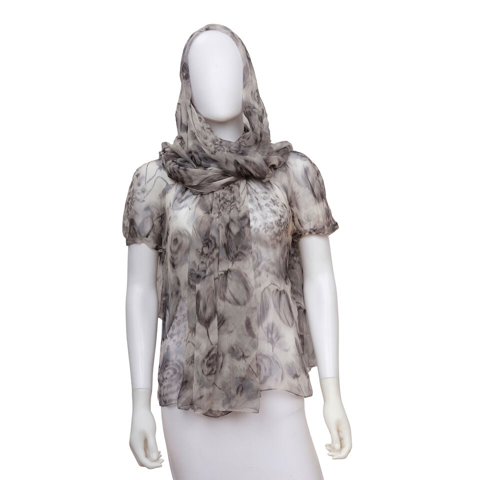 CHRISTIAN DIOR: SHEER PRINT CHIFFON BLOUSE AND SCARF Fall 2009 | John Galliano - 3