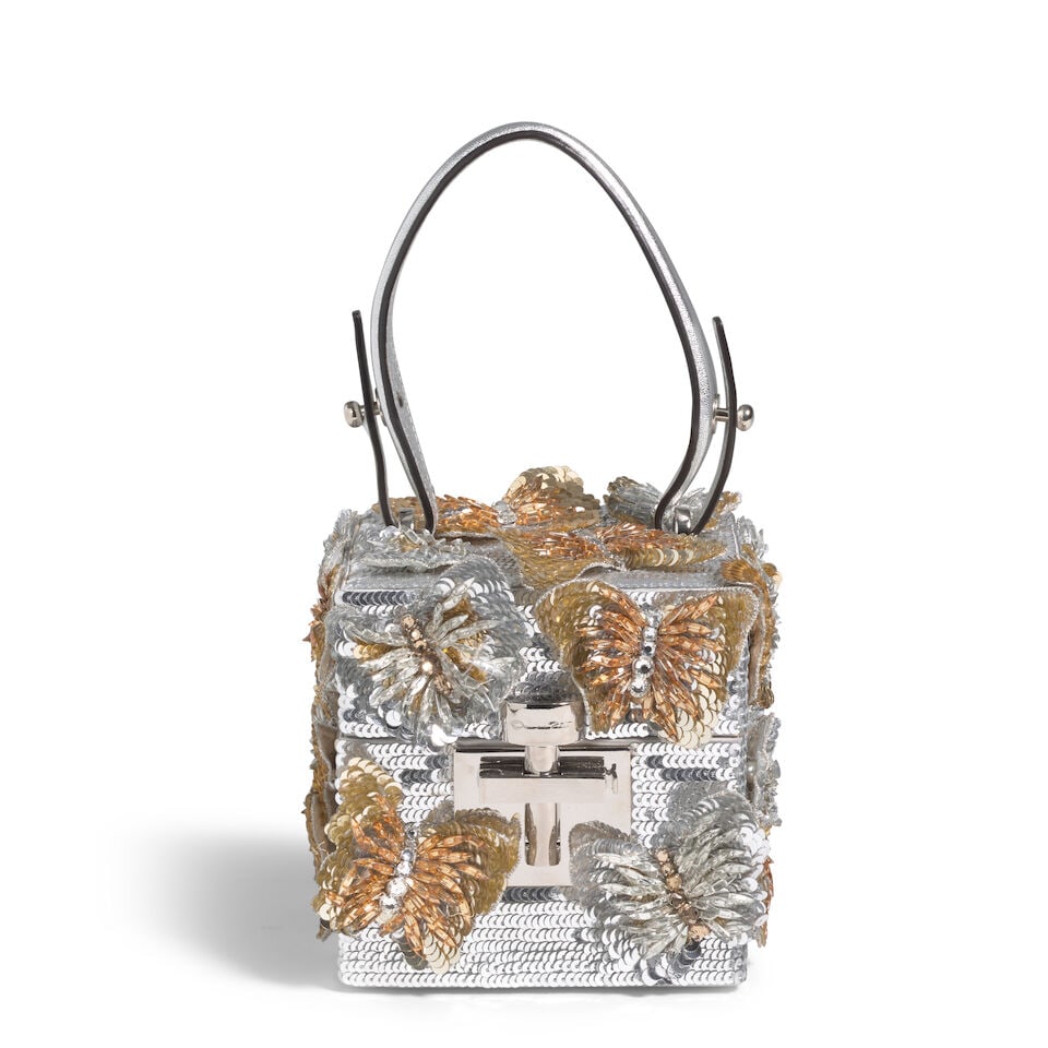 OSCAR DE LA RENTA: METALLIC BUTTERFLY APPLIQUE ALIBI CUBE: OSCAR DE LA RENTA: METALLIC BUTTERFLY APPLIQUE ALIBI CUBE • Measures 11 cm x 11 cm x 11 cm | Drop: 12 cm OVERALL CONDITION: Very Good | Light signs of wear throughout. Mirror on interior lid. Th