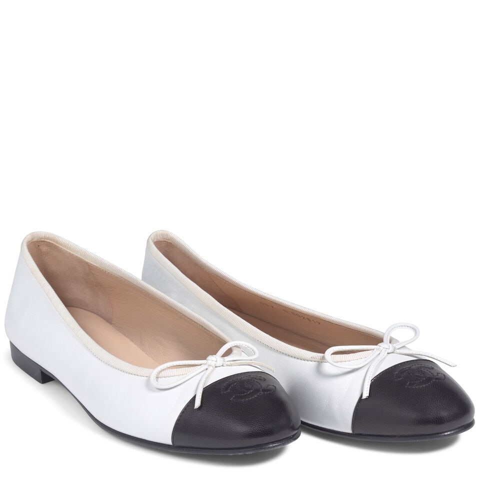 CHANEL: WHITE AND BLACK INTERLOCKING CC LOGO BALLET FLATS (1 of 1)