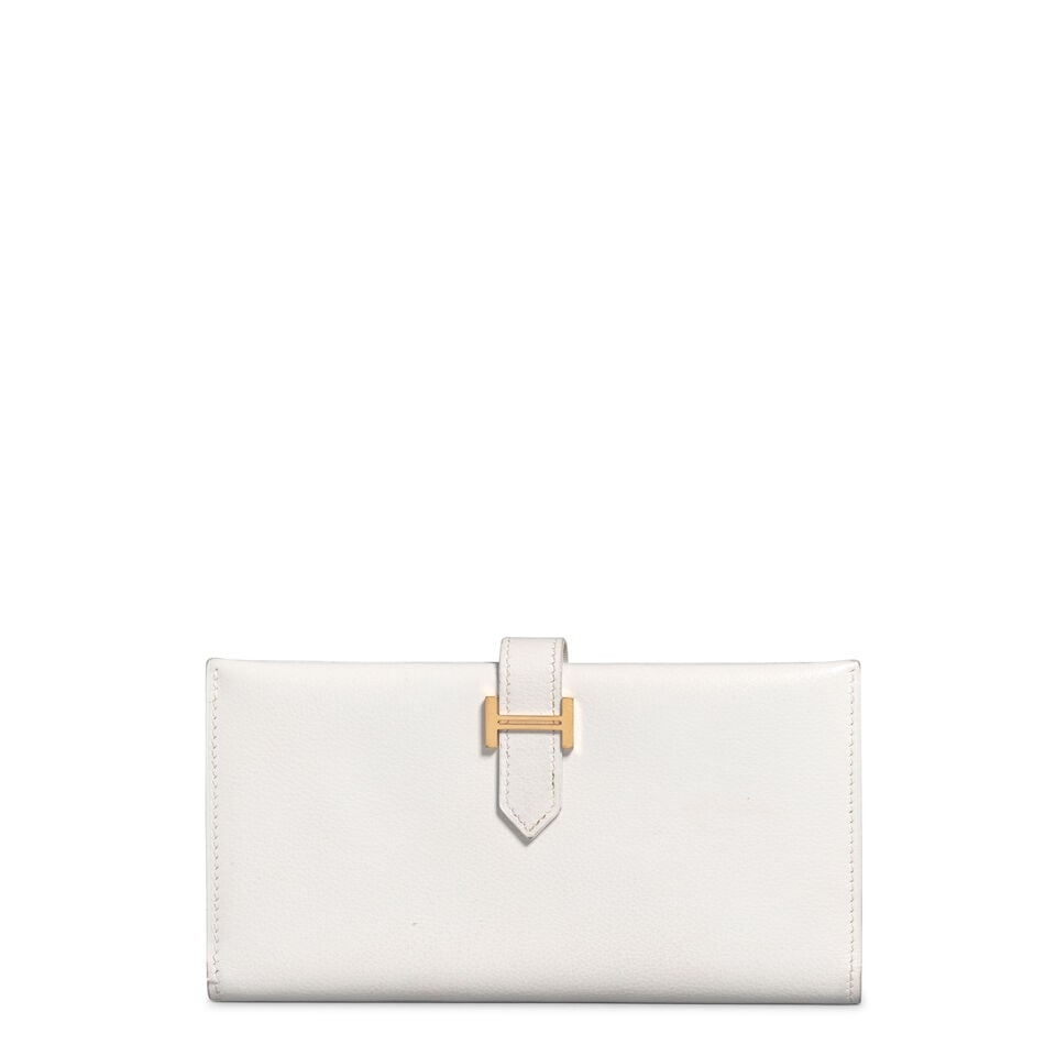 HERMÈS: WHITE COURCHEVEL CLASSIC BEARN WALLET 2002: HERMÈS: WHITE COURCHEVEL CLASSIC BEARN WALLET 2002 • Gold Hardware Footnotes: OVERALL CONDITION: Fair | Light surface scratches throughout. Loose thread on interior stitching. Discoloration