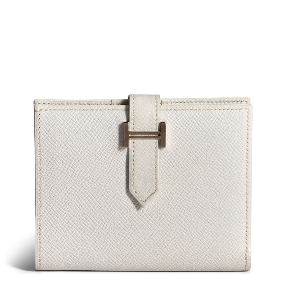 HERMÈS: WHITE EPSOM COMPACT BEARN WALLET 2007: HERMÈS: WHITE EPSOM COMPACT BEARN WALLET 2007 • Measures 10 cm x 7 cm x 1.5 cm • Palladium Hardware OVERALL CONDITION: Very Good | Minimal wear, no visible flaws. The Condition Report
