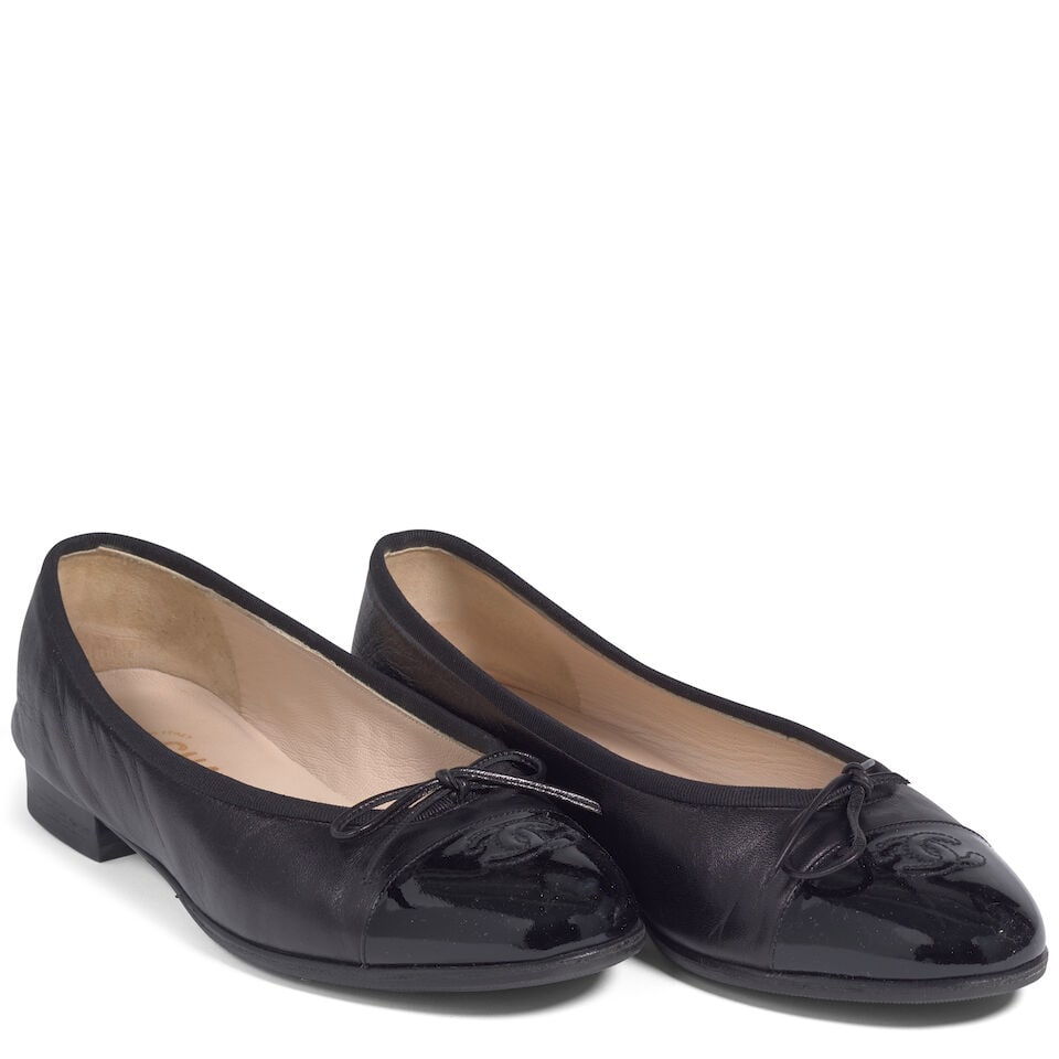 CHANEL: BLACK INTERLOCKING CC LOGO BALLET FLATS (1 of 1)