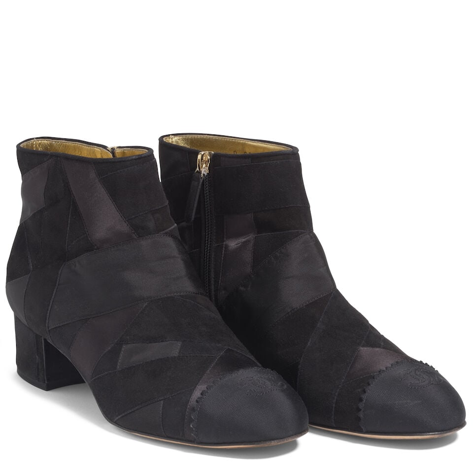 CHANEL: BLACK BOOTS WITH SUEDE AND GROSGRAIN DETAIL (1 of 2)