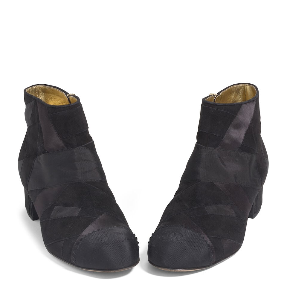 CHANEL: BLACK BOOTS WITH SUEDE AND GROSGRAIN DETAIL - 2